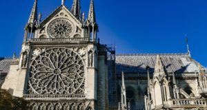 Celý svět se skládá na rekonstrukci Notre-Dame. Přispěl Disney i Apple
