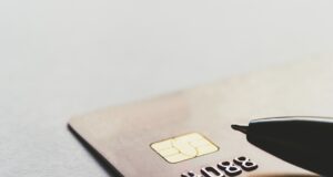 Kreditní nebo debetní karta? Spousta lidí nezná, jaký je mezi nimi rozdíl